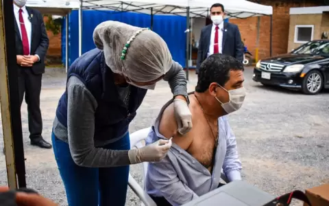 Vicepresidente recibi� primera dosis de la vacuna contra Covid-19