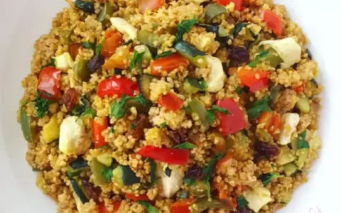 Ensalada de cous cous y salsa de yogurt