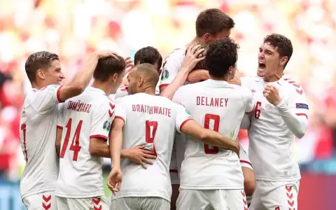 �Para vos, Eriksen! Dinamarca, primer clasificado a cuartos de final