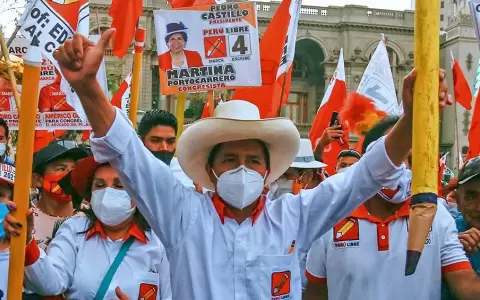 Pedro Castillo se mantiene adelante en las elecciones de Per�, al 94,9 % de votos
