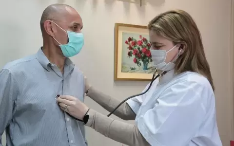 COVID-19: se debe iniciar tratamiento antes de una complicaci�n