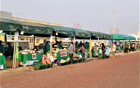Feria granjera con variedad de productos en la Costanera de Asunci�n