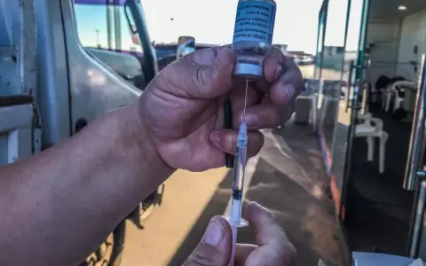 Habilitan vacuna Moderna para adultos y bajan rango de edad para AstraZeneca