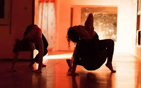 Poes�a, m�sica y danza en el casco hist�rico de Aregu�