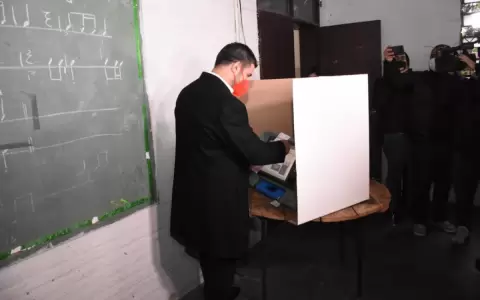 "Nenecho" vot� e inst� a j�venes a ejercer la democracia