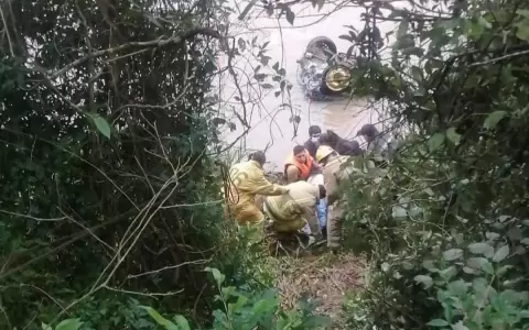 Veh�culo cae al agua y deja un muerto en Hohenau