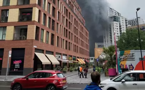 Incendio cerca de estaci�n de ferrocarril en Londres