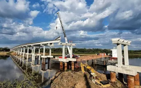 Inici� el montaje de �ltimas vigas del puente sobre el r�o Tebicuary en �eembuc�