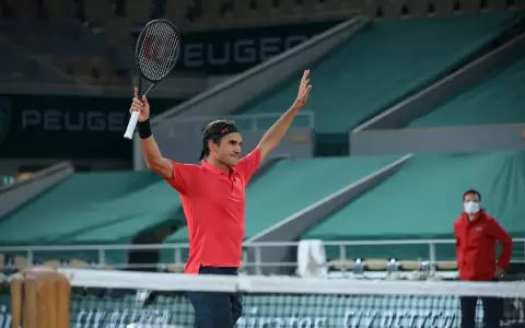 Federer se mete en octavos tras superar a Koepfer y a la madrugada