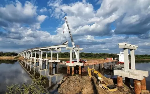 Montan las �ltimas vigas del puente m�s largo de �eembuc�