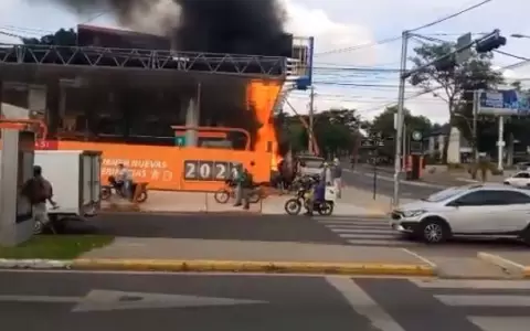 Principio de incendio en una estaci�n de servicio que est� en obras sobre Mcal. L�pez