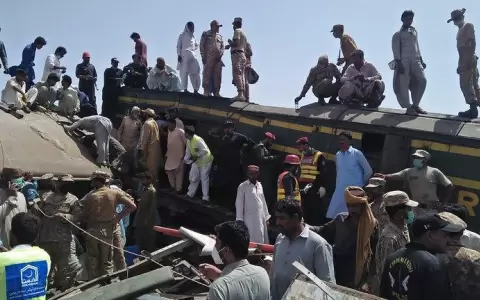 Choque de trenes en Pakist�n deja al menos 38 v�ctimas fatales