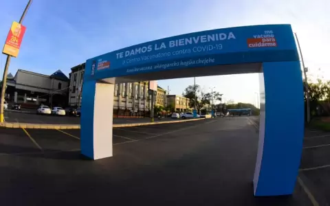 Habilitan otro vacunatorio en estacionamiento del Pinedo Shopping