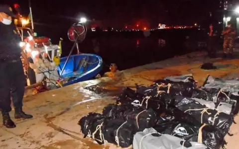 Casi media tonelada de coca�na aparece en bolsas sobre costas del Mediterr�neo argelino