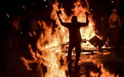 Un muerto y veh�culos quemados en una noche de disturbios en Cali