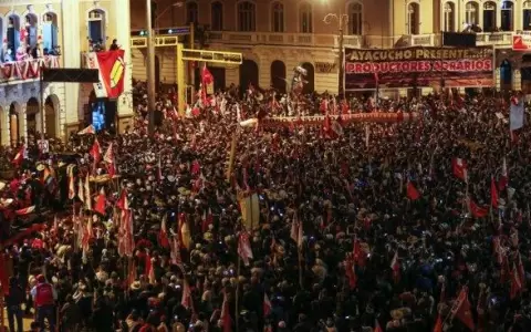 Pese a las restricciones, Fujimori y Castillo cerraron la campa�a con actos masivos en Per�