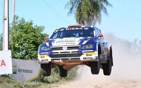 Miguel Zald�var se adue�a de la cuarta fecha en un final infartante