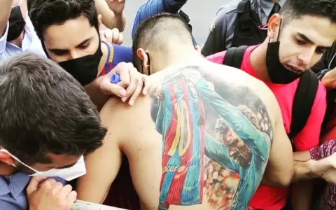 Messi cumple sue�o de brasile�o que se tatu� la figura de La Pulga