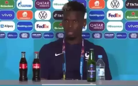 Paul Pogba imita a Cristiano Ronaldo y retira botella de cerveza