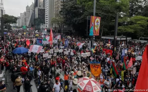 Brasile�os se lanzan a las calles en protestas contra Bolsonaro