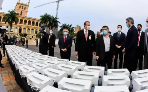 Critican a Abdo por exhibir equipos mientras pacientes mueren por falta de UTI