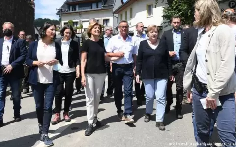 Tragedia en Alemania: Merkel recorre las �reas devastadas por las inundaciones