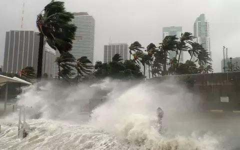 Florida en alerta por Elsa, que complica la b�squeda de las v�ctimas del derrumbe