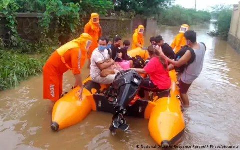 Decenas de muertos tras inundaciones y deslizamiento de tierras en India
