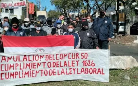 Guardiac�rceles se manifiestan frente al Ministerio de Justicia