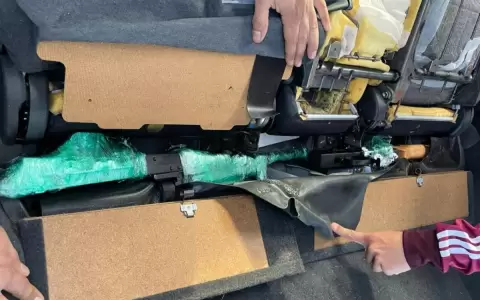 Hallan cinco AK-47 en un veh�culo importado