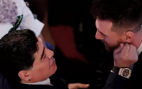 Messi record� a Maradona: "Seguro nos banc� desde donde est�"