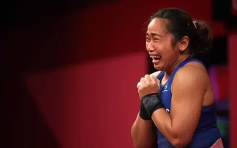 Atleta rompe en llanto tras ganar la primera medalla de oro para su pa�s