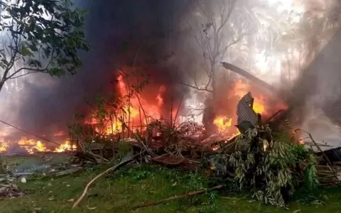 Al menos 29 muertos al estrellarse un avi�n militar