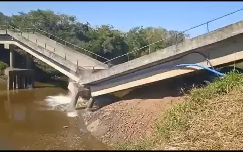 Video capt� impactante colapso de puente vial en el Chaco