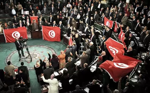 M�xima tensi�n en T�nez tras suspensi�n del Parlamento y destituci�n del primer ministro