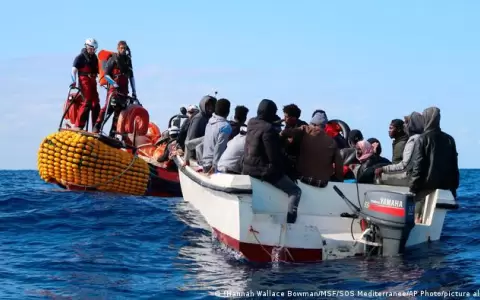 Barco con 572 migrantes lanza SOS por falta de alimentos