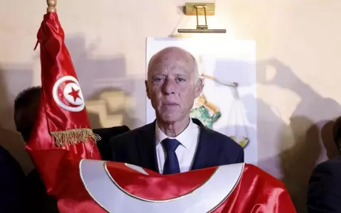 Presidente tunecino cesa al primer ministro y suspende el Parlamento