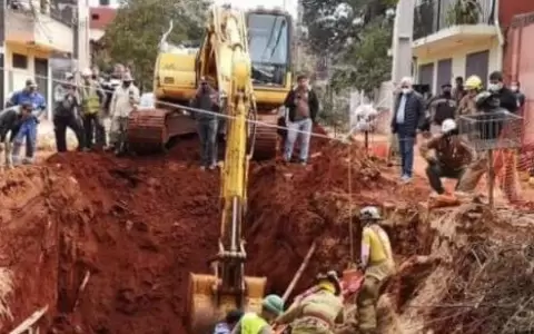 Rescatan a dos obreros tras derrumbe en el barrio Pinoz�