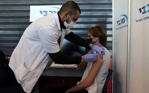Israel aplicar� una tercera dosis de la vacuna Pfizer contra covid-19, �en qu� casos lo har�?
