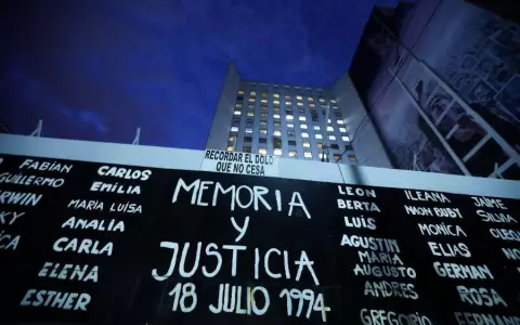 Argentina vuelve a pedir verdad y justicia tras 27 a�os de atentado a la AMIA