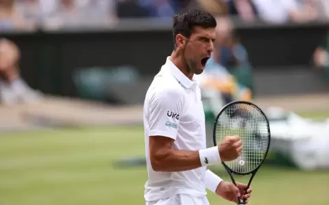 Wimbledon: Djokovic vence a Fucsovics y alcanza su victoria 100