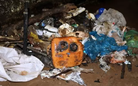 Vi�as Cue: T�cnicos de Essap sacan gran cantidad de basura de tomas de agua