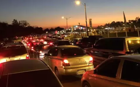 "Laberinto" de veh�culos y una espera de m�s de 14 horas en el ex Aratir�