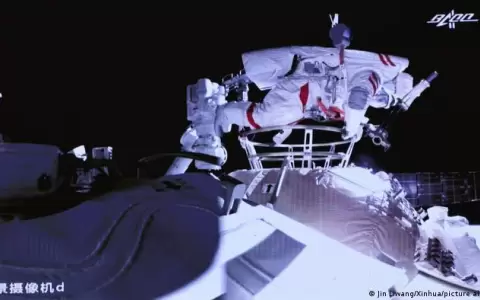 Astronautas en nueva estaci�n china realizan primera caminata espacial