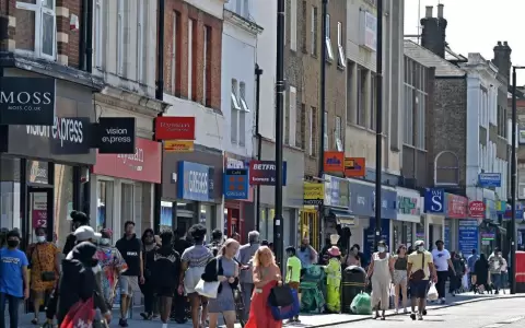 Inglaterra levant� casi todas las restricciones pese al aumento de contagios