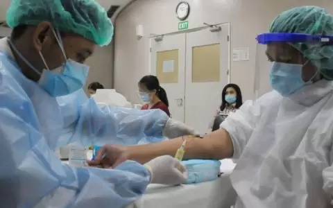 Sinovac: la emergencia por la que expertos en Indonesia piden una tercera dosis