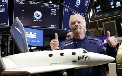 La nave espacial que lleva a bordo al multimillonario Richard Branson alcanz� el espacio