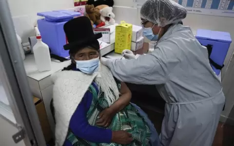 Bolivia comenz� a vacunar a mayores de 18 a�os