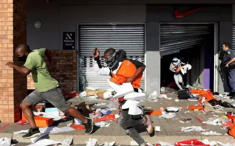 Sud�frica realiza tareas de limpieza tras disturbios que dejaron m�s de 200 muertos