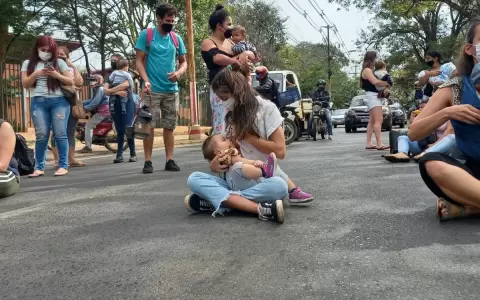 Madres lactantes cierran Avenida Mcal. L�pez exigiendo ser vacunadas